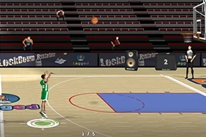 Yeşil formalı bir oyuncu, boş bir salonda basketbol atışı yapıyor