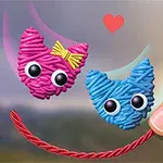 Örgü şeklinde pembe ve mavi kedi figürlerinin yanında, pembe bir kalp ve bir parmakla tutulan kırmızı bir ip gösterilmektedir