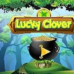 Ağaçlarla çevrili ormanda, üzerinde Lucky Clover yazan bir tabela ve altındaki altın dolu kara kazan