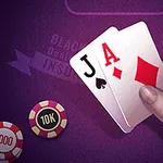 Bir el, bir kupa As ve bir karo Papaz kartı tutarken, yanında 1000 ve 10K değerde fişler var