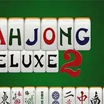 Yeşil bir arka plan üzerinde büyük harflerle yazılmış MAHJONG DELUXE 2 metninin bulunduğu taşlar ve alt kısımda çeşitli semboller içeren taşlar