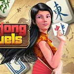 Siyah saçlı bir kadın kırmızı geleneksel kıyafet giymiş, elinde fan ve taş tutarken; arka planda Mahjong taşlarının bulunduğu bir harita var