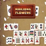 Bir masa üzerinde farklı desenler ve semboller içeren domino benzeri taşlar, etrafında çiçek yapraklarıyla çevrelenmiş