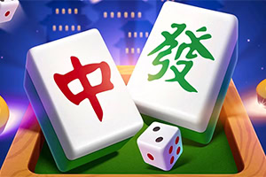 İki Çin karakterli domino taşı ve bir zar, yeşil bir yüzey üzerinde yer alıyor
