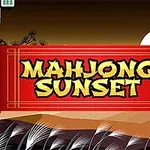 Kırmızı bir afiş üzerinde Mahjong Sunset yazısı ve altta çimenlerin gölgesinde batan büyük bir güneş