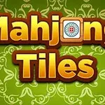 Yeşil desenli bir arka plan üzerinde büyük sarı harflerle Mahjong Tiles yazısı