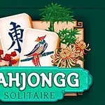 Mahjong taşlarının yanında çiçek ve kuş motifleriyle dekore edilmiş bir tasarım