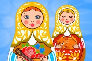 İki renkli matruşka bebeği, biri çiçek desenli ve enstrümanlı, diğeri kucakta kedi tutuyor