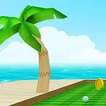 Yeşil bir golf sahasında, yanında palmiye ağacı ve deniz manzarasıyla birlikte golf topu ve turuncu bir bayrak gösteriliyor