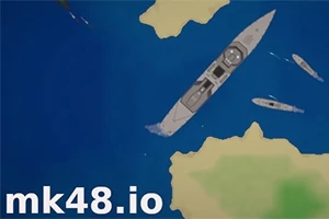 Denizde büyük bir savaş gemisi ve iki küçük tekne, etrafı adalarla çevrili mavi sularda görülüyor; köşede mk48