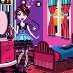 Pembe ve mor tonlarında, dekoratif detaylarla süslenmiş oda içinde gotik tarzda giyinmiş bir kız