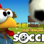 Büyük gözlü bir tavuk, futbol sahasında bir topa bakıyor; alt kısımda büyük harflerle SOCCER yazıyor