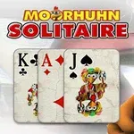 Sol elinde iskambil kartlarıyla tavuk kostümlü bir karakter ve üstte MOORHUHN SOLITAIRE yazısı