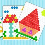 Renkli altıgenlerle oluşturulmuş ev ve mantar resimlerinin olduğu üç karton pano