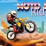Moto üzerinde kumlu bir arazide atlayan kasklı ve korumalı bir motosikletçi