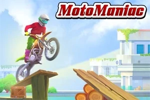 Kasklı bir kişi motosikletle ahşap bir rampanın üzerinden atlıyor, arka planda modern yapılar ve gökyüzü var