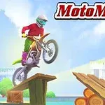 Kasklı bir kişi motosikletle ahşap bir rampanın üzerinden atlıyor, arka planda modern yapılar ve gökyüzü var