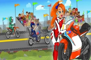 Turuncu saçlı kadın motorcu, yarış pistinde motosiklet üzerinde, arka planda seyirciler ve birkaç başka yarışçı ile birlikte gösteriliyor