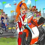 Turuncu saçlı kadın motorcu, yarış pistinde motosiklet üzerinde, arka planda seyirciler ve birkaç başka yarışçı ile birlikte gösteriliyor