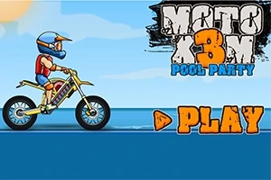 Bir motosiklet sürücüsü havuz kenarında kask takarak motosiklet sürüyor, yanında PLAY düğmesi ve stilize bir logo bulunuyor