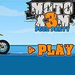 Bir motosiklet sürücüsü havuz kenarında kask takarak motosiklet sürüyor, yanında PLAY düğmesi ve stilize bir logo bulunuyor