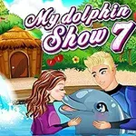Bir havuzda yunusla oynayan iki kişi ve arka planda doğal bir ortam
