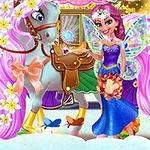 Pembe saçlı bir peri, çiçeklerle süslenmiş mor yeleli bir atın yanında duruyor; arka planda bir araba ve çiçekler var