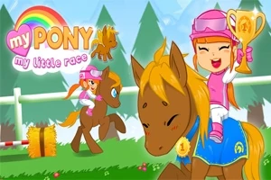 Pembe kasklı ve mutlu bir kız, kahverengi bir pony üzerinde altın bir kupa tutuyor, arka planda bir gökkuşağı ve çitler bulunuyor