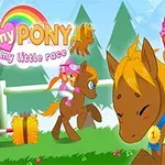 Pembe kasklı ve mutlu bir kız, kahverengi bir pony üzerinde altın bir kupa tutuyor, arka planda bir gökkuşağı ve çitler bulunuyor