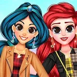 İki genç kadın renkli ve desenli ceketlerle gülümserken poz veriyor