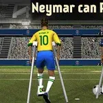 Sarı ve mavi Brezilya formasının yanı sıra koyu renk forma giyen iki futbolcu, koltuk değnekleriyle futbol sahasında duruyor