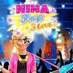 Sarı saçlı bir pop yıldızı, pembe ceket ve sahnede gitarla çalarken arka planda coşkulu bir kalabalık ve patlayan ışık efektleri görülüyor