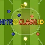 Yeşil bir futbol sahasında, üzerinde NITRO CLASH
