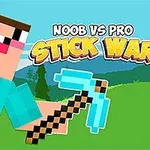 Bloklu bir karakter, elinde mavi bir kazma tutarken yeşil bir arka plan önünde Noob vs Pro Stick War yazısı görülüyor