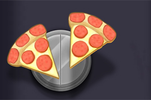 İki dilim pepperonili pizza, yuvarlak gri bir zemin üzerine yerleştirilmiş