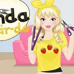 Sarı bandana takan sarışın bir kadın, elinde makas ve saç düzleştirici tutarak pembe bir koltuk önünde duruyor; üzerinde çilek desenli sarı bir tişört var