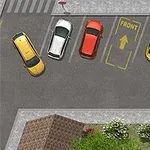 Birkaç arabadan oluşan bir otopark düzeni, kaldırım, çimen ve ağaçlarla çevrilmiş