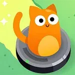 Turuncu bir kedi, yuvarlak metal bir platformun üzerinde oturuyor ve yeşil bir arka planda yer alıyor