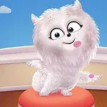 Tüylü beyaz bir köpek, pembe bir minder üzerinde oturuyor, arka planda pencere ve oyuncak toplar bulunuyor