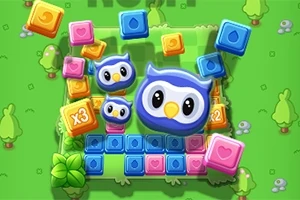 Renkli bloklar ve sevimli baykuşların bulunduğu yeşil bir oyun sahnesi