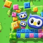 Renkli bloklar ve sevimli baykuşların bulunduğu yeşil bir oyun sahnesi