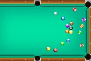 Yeşil bir bilardo masasında çeşitli renklerde bilardo topları dağılmış halde