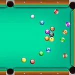 Yeşil bir bilardo masasında çeşitli renklerde bilardo topları dağılmış halde