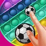 Yuvarlak, gökkuşağı renklerinde bir pop it üzerinde futbol topları ve bir el
