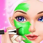 Pembe arka plan önünde bir kadının yüzüne yeşil maske uygulanıyor