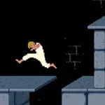 Sarışın bir adam, karanlık bir zindanda iki meşalenin yanından zıplayarak geçiyor
