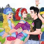 Bir parkta, renkli kıyafetler giymiş bir grup genç, eğlenceli bir şekilde poz veriyor