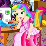 Pembe bir elbise giymiş, gökkuşağı renklerinde saçlı bir prenses, bir dikiş makinesi ve konuşan kitapla birlikte bir odada oturuyor