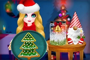 Kırmızı Noel şapkası takmış sarı saçlı bir kız, elinde çam ağacı şeklinde kurabiyenin olduğu bir tepsi tutuyor ve yanında kar küresi ile Noel baba figürü bulunan bir masa yer alıyor