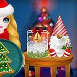 Kırmızı Noel şapkası takmış sarı saçlı bir kız, elinde çam ağacı şeklinde kurabiyenin olduğu bir tepsi tutuyor ve yanında kar küresi ile Noel baba figürü bulunan bir masa yer alıyor